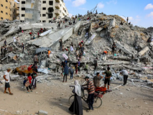 Orang-orang mencari barang-barang yang dapat diselamatkan di tumpukan puing di lokasi runtuhnya Menara Sussi, yang sebelumnya dihancurkan oleh pemboman Israel, di Kota Gaza pada tanggal 6 September 2025 /net