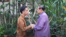 Gibran menyalami SBY di Cikeas. Sumber: detik.com