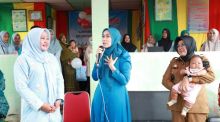 Bupati Siak Dampingi Istri Gubernur Riau Temui Kader Posyandu Rawang Air Putih