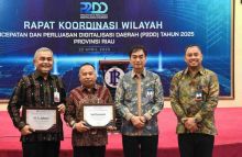 Penyerahanan penghargaan yang diterima Pimpinan BRK Syariah