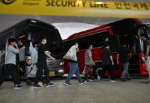 Pekerja Korea Selatan yang ditahan tiba di Seoul setelah tindakan keras ICE /AFP