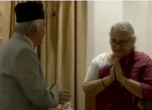 Sushila Karki menyapa Presiden Ram Chandra Poude setelah diambil sumpah sebagai perdana menteri /Tangkapan layar dari video di X