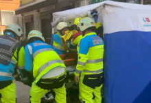 Petugas pemadam kebakaran sedang membersihkan puing-puing di lokasi kejadian /AFP