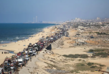 Warga Palestina yang mengungsi bergerak membawa barang-barang mereka ke arah selatan di sebuah jalan di area kamp pengungsi Nuseirat di Jalur Gaza tengah, menyusul perintah evakuasi Israel yang diperbarui untuk Kota Gaza pada 14 September 2025 /AFP