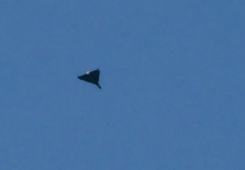 Sebuah pesawat nirawak Rusia terbang selama serangan pesawat nirawak dan rudal di Kyiv pada 7 September 2025, di tengah invasi Rusia ke Ukraina /AFP