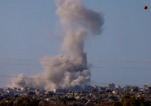 Foto yang diambil dari posisi di perbatasan Israel dengan Jalur Gaza ini menunjukkan asap mengepul di tengah pemboman Israel atas wilayah Palestina yang terkepung pada 16 September 2025, di tengah perang yang sedang berlangsung antara Israel dan kelompok militan Hamas Palestina /AFP