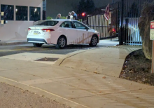 Pria Pennsylvania menabrakkan mobil yang melaju kencang ke gerbang gedung FBI; perburuan terhadap tersangka sedang berlangsung /@FBIPittsburgh