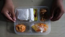 9 Hari Berjalan, Menu MBG di SMAN Surabaya Ditemukan Dalam Kondisi Basi. (Tangkapan Layar/CNNIndonesia)