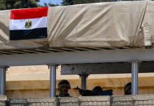 Tentara berjaga di pos di sisi Mesir di perbatasan Rafah dengan Gaza di Rafah pada 18 Agustus 2025. Negosiator Hamas di Kairo telah menerima proposal baru untuk gencatan senjata di Gaza yang menyerukan gencatan senjata awal selama 60 hari dan pembebasan sandera dalam dua tahap /AFP