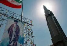 Spanduk Pemimpin Tertinggi Iran Ayatollah Ali Khamenei di samping rudal balistik di Teheran /AFP