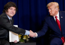 Presiden AS Donald Trump berjabat tangan dengan Presiden Argentina Javier Milei selama Sidang Umum PBB ke-80, di New York /Reuters