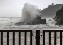 Ombak menghantam menara penjaga pantai di sebuah pantai saat Topan Super Ragasa melewati Hong Kong pada 24 September 2025 /AFP