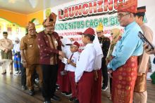 Penyerahan buku Tabungan Simpel BRKS kepada perwakilan peserta didik di Tanjungpinang