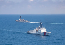 Kapal perusak berpeluru kendali kelas Arleigh Burke, USS Kidd, dan kapal pemotong Penjaga Pantai AS, Munro, melakukan transit di Selat Taiwan pada 27 Agustus 2021/ Reuters