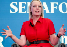 CEO Accenture, Julie Sweet, berbicara di sebuah acara /AFP