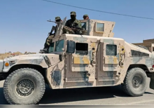 personel keamanan Taliban di dalam kendaraan di Zaranj, provinsi Nimruz, Afghanistan /AFP