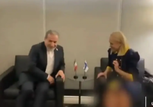 Tangkapan layar siaran televisi pemerintah Iran yang mengaburkan kaki Menteri Finlandia Elina Valtonen/ tangkapan layar dari video di X