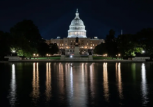 Gedung Capitol AS terlihat menyala beberapa jam sebelum penutupan sebagian pemerintah mulai berlaku di Washington/ AFP