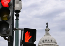 Lampu lalu lintas di depan kubah Gedung Capitol AS di Washington, DC /AFP