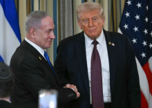 Presiden AS Donald Trump dan Perdana Menteri Israel Benjamin Netanyahu berjabat tangan pada akhir konferensi pers bersama di Ruang Makan Negara Gedung Putih di Washington, DC, pada 29 September 2025. Perdana Menteri Israel Benjamin Netanyahu pada 29 September menyatakan dukungannya terhadap rencana 