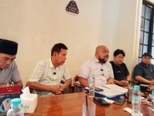 H Masrul bersama tim kuasa hukum gelar jumpa pers bersama media terkait aksi di BPN Pekanbaru