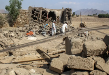 Warga Afghanistan memeriksa rumah yang rusak akibat serangan udara semalam di distrik Shinwar, Provinsi Nangarhar, pada 28 Agustus 2025/ AFP