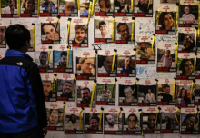 Poster sandera Israel Foto/ AFP