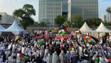 Massa Teriakkan Takbir hingga Bawa Bendera Palestina saat Demo Kedubes AS. (X/Foto)