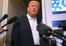 Presiden AS Donald Trump berbicara kepada pers di atas Air Force One di Mildenhall, Suffolk pada 14 Oktober 2025/ net