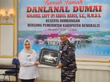 Kunker ke Bengkalis, Danlanal Dumai Berikan Cendramata ke Bupati Kasmarni