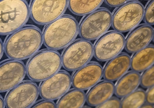 Imitasi fisik bitcoin terlihat di cabang bursa mata uang kripto/ AFP