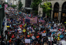 Ribuan warga New York berbaris menentang kepresidenan Donald Trump pada hari parade militer peringatan 250 tahun Angkatan Darat AS, 14 Juni 2025, di New York, New York/ AFP