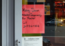 Sebuah tanda di jendela restoran bertuliskan 'Donor ginjal sangat dibutuhkan untuk ayah' selama pandemi Covid-19 pada 21 April 2020 di New York City/ AFP