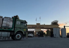 Truk-truk bermuatan bantuan bergerak dari sisi Rafah, Mesir, menuju perlintasan Kerem Shalom di Jalur Gaza/ AFP