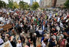 Para pengunjuk rasa berbaris dalam protes No Kings pada hari Sabtu di Chicago, Illinois/ AFP
