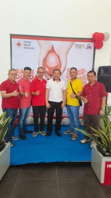 Management Capella group foto bersama usai donor darah 