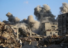 Asap mengepul menyusul serangan Israel di Jalur Gaza tengah pada 19 Oktober 2025/ AFP