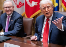 Presiden AS Donald Trump (kanan) berbicara dalam pertemuan dengan Perdana Menteri Australia Anthony Albanese (kiri) di Ruang Kabinet Gedung Putih di Washington, DC, pada 20 Oktober 2025/ AFP