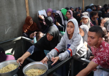 Anak-anak Palestina berkumpul untuk menerima porsi makanan dari dapur amal di kamp pengungsi Nuseirat, yang terletak di Jalur Gaza tengah, pada 21 Oktober 2025, seminggu setelah gencatan senjata diberlakukan/ net