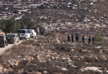 Tentara Israel berjaga saat warga Palestina memanen zaitun di desa Turmus Ayya, Tepi Barat yang diduduki, di pinggiran Ramallah, pada 20 Oktober 2025/ AFP