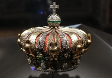 Mahkota Permaisuri Prancis, Eugénie de Montijo, dipajang di Galeri Apollon/ AFP