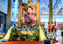 Sebuah pajangan bunga yang dibuat untuk memperingati ulang tahun ke-88 Ibu Suri Thailand, Sirikit, di sebuah pusat perbelanjaan di Bangkok pada 11 Agustus 2020/ AFP