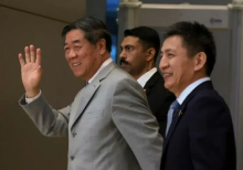 Wakil Perdana Menteri Tiongkok He Lifeng melambaikan tangan saat tiba untuk berunding dengan Menteri Keuangan AS Scott Bessent di Kuala Lumpur/ X