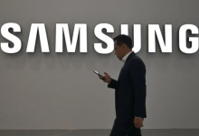 Seorang pengunjung berjalan melewati logo Samsung Electronics selama Korea Electronics Show 2025/ AFP