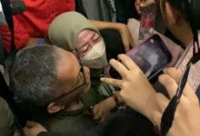 Ibu Delpedro Ngamuk Putusan Hakim Tolak Permohonan Praperadilan: Aku Tuntut Kalian di Akhirat!. 