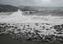 mbak menghantam pantai di Kingston pada 27 Oktober 2025 saat Badai Melissa mendekati Jamaika/ AFP