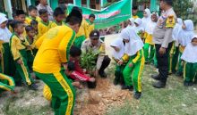 Polsek Tualang Tanamkan Kepedulian Lingkungan kepada Siswa Al-Washliyah Lewat Program Green Policing