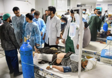 Tenaga medis Afghanistan merawat korban luka di rumah sakit setelah gempa bumi yang melanda Mazar-i-Sharif pada 3 November 2025/ AFP