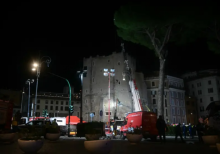 Tim penyelamat bekerja di menara abad pertengahan 'Torre dei Conti' tempat seorang pekerja terjebak setelah menara runtuh sebagian, dekat Forum Romawi di pusat bersejarah Roma pada 3 November 2025/ AFP