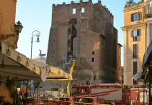 Petugas pemadam kebakaran bekerja di lokasi setelah sebagian menara abad pertengahan 